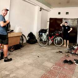 Französische Radfahrer ist vor einem halben Jahr in Frankreich gestartet und fliegt jetzt nach Hause