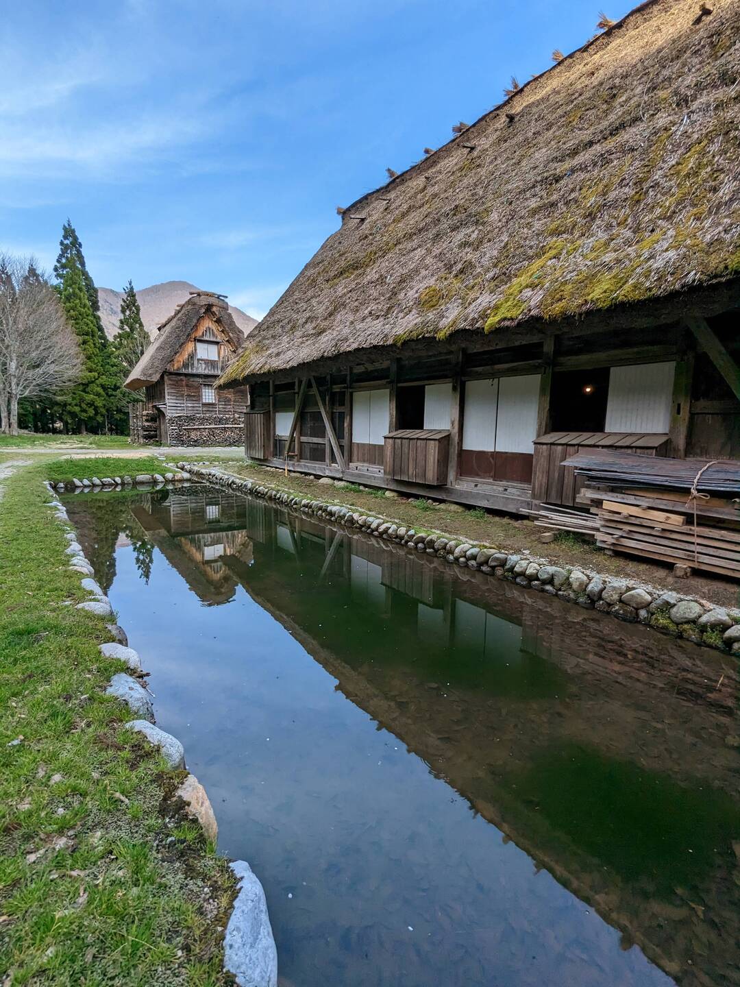 Au village, maison au toit de chaume