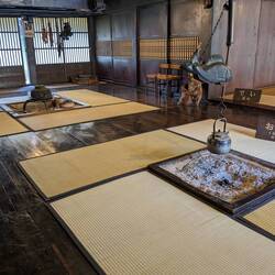 Intérieur de maison avec le foyer