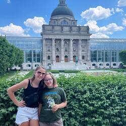 Bavarian State Chancellery (war memorial in the front)