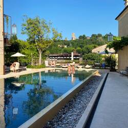 Infinity Pool mit Blick auf die Burg