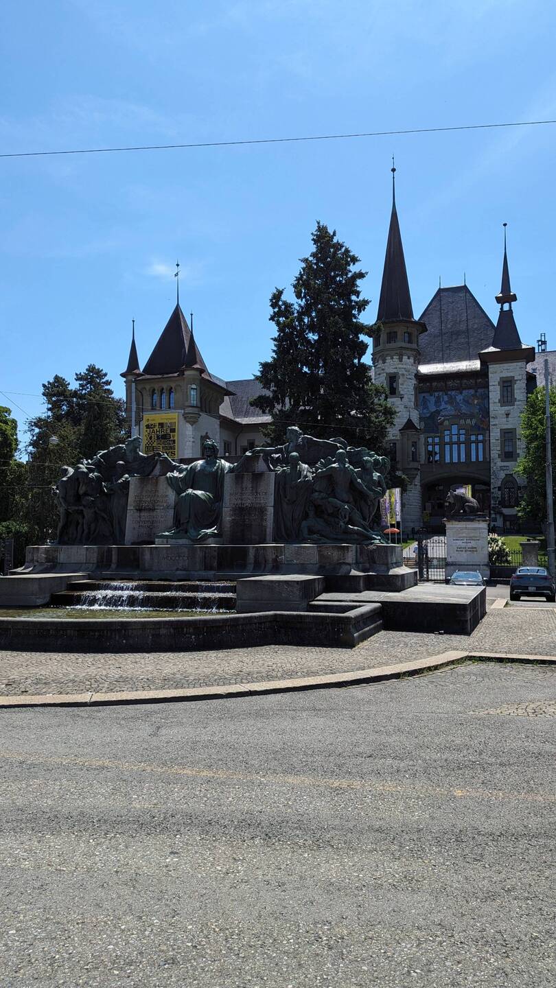 Welttelegrafen-Denkmal (im Vordergrund)