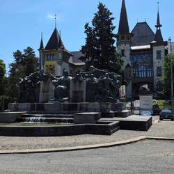 Welttelegrafen-Denkmal (im Vordergrund)
