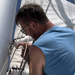 Alle Segellatten müssen wieder festgeschraubt werden