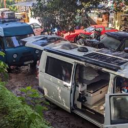 Stellplatz auf dem Gelände des Mechanikers Eddie.