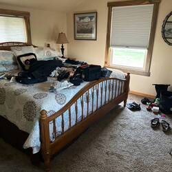 Mein Bett inklusive aller verteilten Sachen