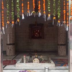 Überall sind kleine Altäre