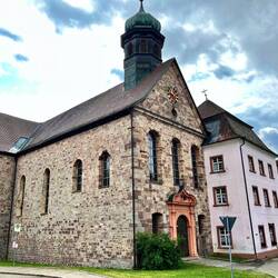 Kirche und Seniorenresidenz