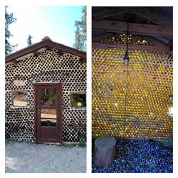 "Flaschenhaus" die Wände sind mit Flachen aufgebaut, am Boden liegen tausende Kronkorken🍾