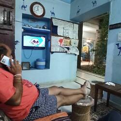 Der Hotelmanager erkundigt sich für uns nach Fahrkarten