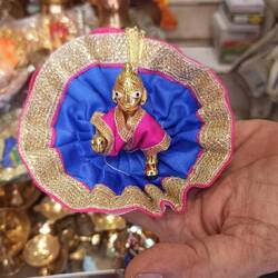 Baby Krishna - wird von den Gläubigen täglich gewaschen und neu eingekleidet