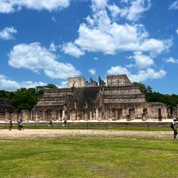 De Kriegertempel mit de Halle der 1000 Säulen (stellt d Armee vode Stadt dar)