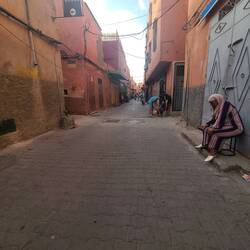 I took different way home from hammam & it was quieter. Passed a couple wood shop & 1 machine shop.