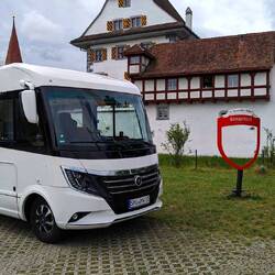 Wasserschloss mit Wohnmobil