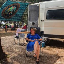 Unser Stellplatz. Dieses Mal mussten wir mit Keilen arbeiten😅