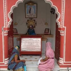 Mit ihnen und ihrem Mann gingen wir durch den Tempel