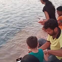 Sonnenuntergang am Ghat. Im Hintergrund beim Schwenk sieht man den Tempelberg, auf dem wir waren