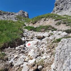 Viel Geröll auf dem Weg hinab