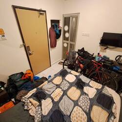 Wenn es draußen keinen Parkplatz gibt, passt auch alles (geradeso) ins Hotelzimmer