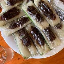 Dessert aus Bananenblätter, süsser Reismasse und einer noch süsseren Kokosmasse