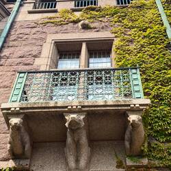 Auf der Meerseite halten Robben den Balkon.
