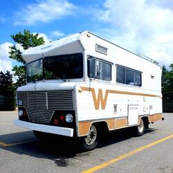 Mega alter Winnebago Camper.