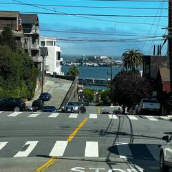 Die steilen Straßen von San Francisco, hier mit sich auf das Alcatraz
