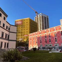 Im Vordergrund das Gebäude der Wirtschafts- u. Finanzkontrolle und historische Gebäude a. den 20ern