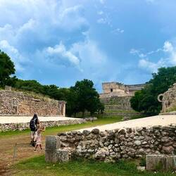 Uf dem Platz hends das bluetige Spiel Ulama oder Pok-ta-Tok gspielt. Googleds mal bi Interessi..