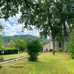 Kirche mit Aussichtsturm im Hintergrund
