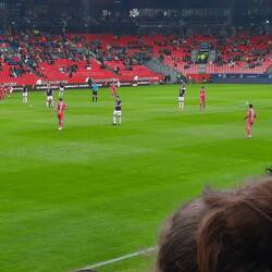 Spelers arriveren op t veld / players arrive on the field