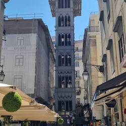 Metallkonstruktion mit Lift zum Aussichtsturm