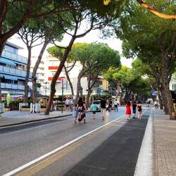 Hauptstrasse von Lido di Jesolo. Am Abend autofrei