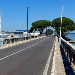 Radweg und Straße durch die Lagune von Grado