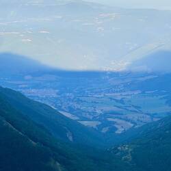 Der schatten des berges liegt noch auf norcia