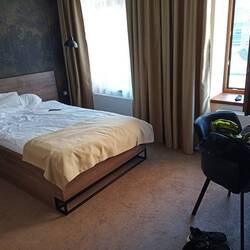 Das Zimmer ist ganz gut. Mit Kochzeile. OK, wir brauchen es gerade nicht 😜