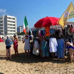 Selbst am Strand gibt es Kleidergeschäfte