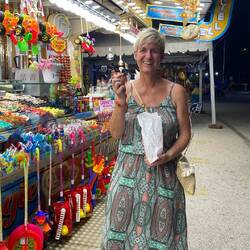 Yvonne kauft "Hedy's" Schallplatten