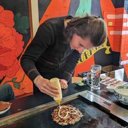 Julie excelle dans la réalisation de l'okonomiyaki
