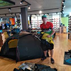 Erste technische Zeltprobleme werden bei "Kletterkogel" in Kassel gelöst