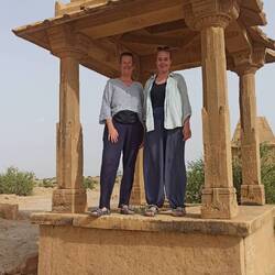 ... weiter zu einem See mit Friedhof