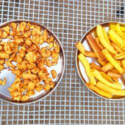 1. Gang: Köstliche Pakora & geröstete Knabberstangen, später Chapati mit Gemüsecurry & Reis