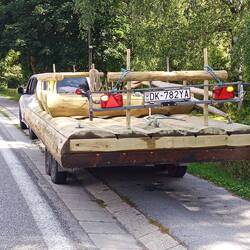 So sehen die Flösse aus, mit denen Touristen gefloest werden