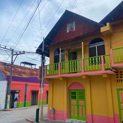 Flores - scho recht farbig, glicht bau meh dene Hüsli vom nä Rummelplatz 😅