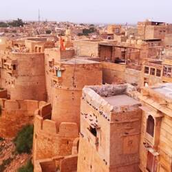 Am Abend geht es ins Konzert beim Nachbarn Terrasse oben rechts), unserem Kamelbesitzer