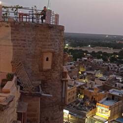 Blick zurück vom Nachbarn auf unsere Terrasse. Da oben schlafen wir heute wieder!