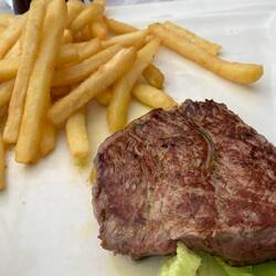 Rinderfilet vom Grill mit Pommes Frites