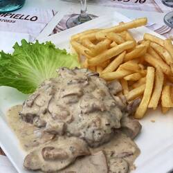 Rinderfilet an einer Steinpilzsauce mit Pommes Frittes