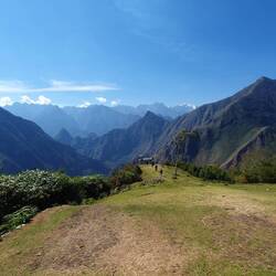 Zurück geht's durchs Tal. Von Weitem sieht man auch hier noch den Machu Picchu.