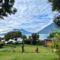 Blick vom Campingplatz Pasaj Cap auf See und Vulkane 🏕️🌋⛵️